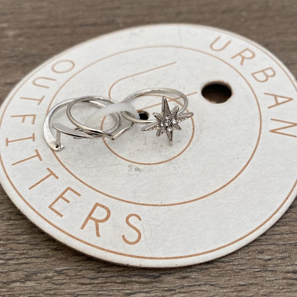 Urban Outfitters Starburst Twinkle Star & V Shape Silver tone Stacking Ring Set